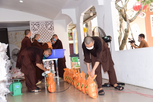 Chùa Hoằng Pháp: Tiếp tục hỗ trợ người dân khó khăn trong đại dịch Covid (đợt 8)